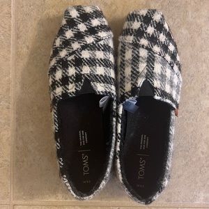 Toms black & white women’s slippers 9.5